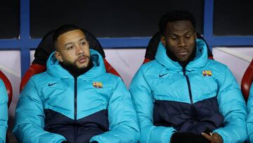 RIYADH, SAUDI ARABIA - JANUARY 12: Memphis Depay of FC Barcelona looks on from the bench during the Super Copa de Espa?a match between Real Betis and FC Barcelona at King Fahd International Stadium on January 12, 2023 in Riyadh, Saudi Arabia. (Photo by Yasser Bakhsh/Getty Images)