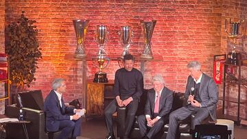 Vicente Vallés, Simeone, Cerezo y Gil Marín en el acto de homenaje al Cholo.