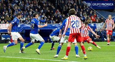 0-1. Centro de Nahuel Molina desde la derecha, el balón da en Álex Baena y se queda muerta en en área del Oviedo. Julián Alvarez, atento, controla, se zafa de Kwasi Sibo y dispara con la izquierda, raso, para superar a Aarón Escandell.
