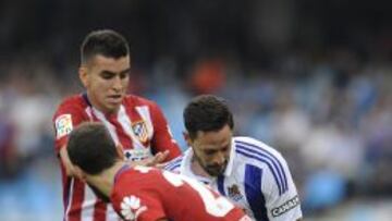 De la Bella intenta desbordar ante dos jugadores del Atlético.