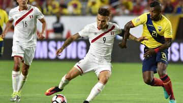 Peru's Paolo Guerrero (C) vies for the ball with Ecuador's Gabriel Achilier (R) during a Copa America Centenario football match in Glendale, Arizona, United States, on June 8, 2016. / AFP PHOTO / Nelson ALMEIDA