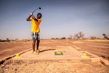 Un hombre juega al golf en el Club de Uagadugú (Burkina Faso), que cuenta con un campo de 18 hoyos y dos de nueve agujeros, todos certificados por la federación francesa. Aquí no hay greenes, sino 'marrones', y las calles se componen de tierra, piedras y arbustos nervudos en lugar de césped bien cuidado.