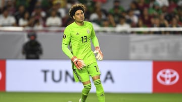 El arquero mexicano externó su intención se salir del club belga hace unos meses pero no ha llegado un acuerdo con otro club.