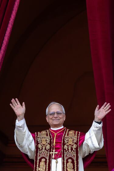 El 8 de mayo de 2025, el recién elegido Papa León XIV, el cardenal estadounidense Robert Francis Prevost, aparece por primera vez desde la Logia Central de la Basílica de San Pedro tras el cónclave.