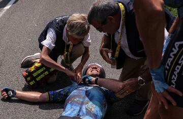 El ciclista nacido en la Isla de Man ha abandonado el Tour de Francia tras romperse la clavícula en una durísima caída durante la octava etapa. A 63 km de meta, y cuando iba a 44,9 km/h, el británico se fue al suelo y tuvo que abandonar.