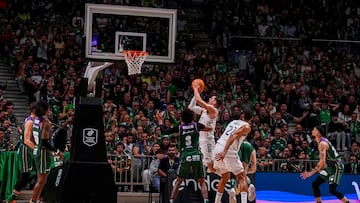 El alero del Real Madrid Mario Hezonja le saca un 2+1 a Balcerowski decisivo en el último minuto.