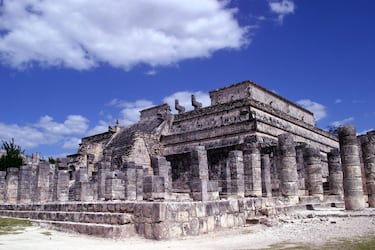 El yacimiento arqueológico de Chichen Itzá está en la península de Yucatán, México, y ocupa alrededor de 6,5 kilómetros cuadrados. Data del año 525, pero su apogeo lo vivió entre el 800 y el 1100.
Fue una ciudad fortificada, centro de poder político, cuyo significado es 'Boca del pozo de los itzaes' y está situada sobre cinco cenotes que abastecían de agua todo el complejo.
El conjunto tiene más de 30 edificaciones y es un claro testimonio de los avances científicos de la cultura mesoamericana. Contaba con calzadas, el observatorio Caracol, el Patio de las mil columnas, Templo de los Guerreros'.
