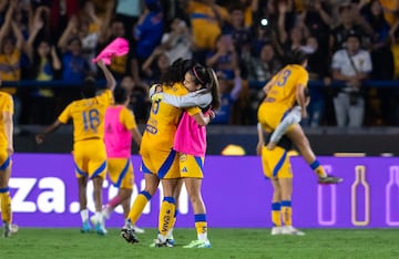 AME8594. MONTERREY (MÉXICO), 17/11/2024.- Jugadoras de Tigres festejan al final ante el América este domingo, en el partido de vuelta correspondiente a semifinal del Torneo Apertura 2024 de la Liga Femenil Mx, celebrado en el estadio Universitario de la ciudad de Monterrey (México). EFE/ Miguel Sierra
