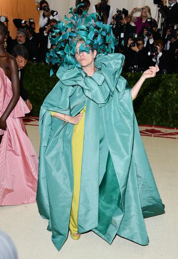 La intérprete lució un diseño de Valentino Couture en una gala cuya temática fue 'Cuerpos celestiales: moda e imaginario católico'.