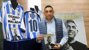 Basti, con su libro.