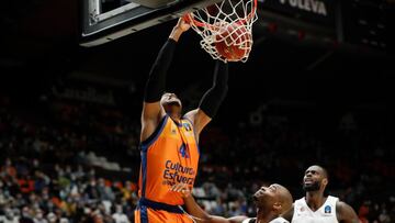 Jasiel Rivero realiza un mate ante el Borug en Bresse en la Eurocup.