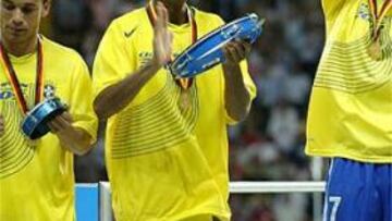 <B>PACIENCIA.</B> Butragueño asegura que aún hay que esperar para ver a Robinho vestido de blanco.