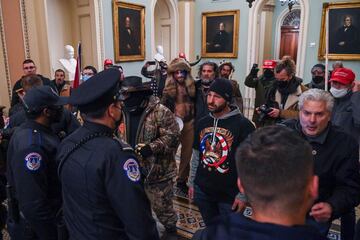 Los manifestantes pro-Trump irrumpieron en el Capitolio tras derribar 4 capas de vallas de seguridad, mostrando su inconformidad con los resultados de las elecciones presidenciales del 2020, mismas en las que el dem¨®crata, Joe Biden, le quit¨® la reelecci¨®n a Donald Trump, resultando el 46? Presidente electo de los Estados Unidos.