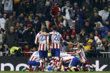 Los jugadores celebran el 1-2 de Torres.