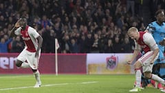 Ajax vence 2-0 a Schalke con Davinson jugando los 90 minutos