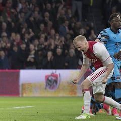 Ajax vence 2-0 a Schalke con Davinson jugando los 90 minutos