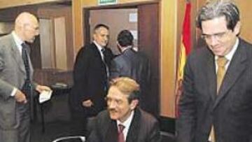 <b>IMPULSOR. </b>El presidente de la Francesa, Thiriez, sentado, se muestra feliz tras la exposición de su método.