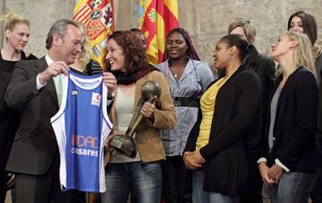 En el baloncesto de clubes ha ganado 33 títulos: 14 Ligas, 2 Euroligas, 11 Copas y 6 Supercopas. En la imagen, la recepción en la Generalitat Valenciana al equipo Ciudad Ros Casares campeón de la Euroliga 2012. 