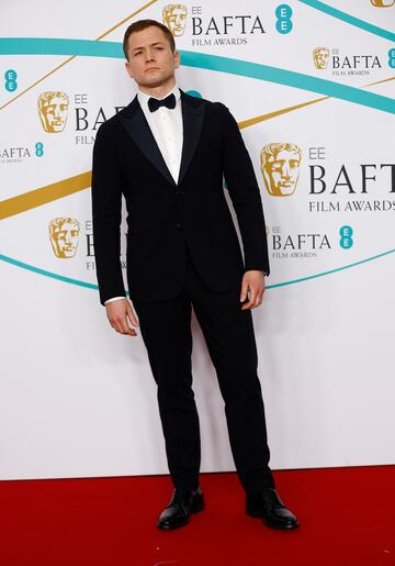 Taron Egerton posa a su llegada a los Premios de Cine de la Academia Británica de Cine y Televisión (BAFTA) de 2023 en el Royal Festival Hall de Londres, Gran Bretaña. 