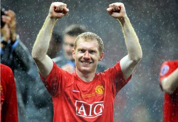 El ‘Colorado’ jugó con el Manchester United durante toda su carrera, la cual empezó en 1993 y concluyó en 2013. Jugó 700 partidos y anotó 154 goles. Alzó 28 campeonatos con los ‘Diablos Rojos’, de los cuales destacan dos Champions y 11 títulos de liga.