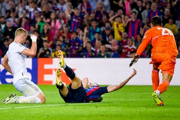 El árbitro pitó penalti de De Ligt sobre Lewandowski pero, posterioremente, el VAR anuló esta decisión.