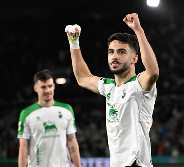 Un trabajador como pocos. Andrés Martín ha encandilado esta temporada con cifras goleadoras de dos dígitos, para llegar hasta las 16 dianas. El polivalente jugador del Racing ha entrado cuatro veces en los onces de la temporada del Diario AS.
