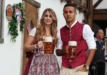 Thiago Alcántara y Julia Vigas.