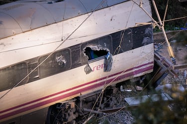 Parte del tren accidentado en el lugar de una colisión ferroviaria en Adamuz.