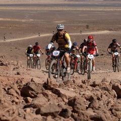 Selu Gómez sobrevive a las dunas y sigue lider de la Titan Desert