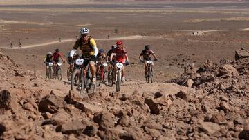 Selu Gómez sobrevive a las dunas y sigue lider de la Titan Desert