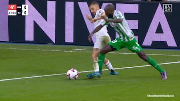 Sabaly golpea a Ceballos dentro del área.