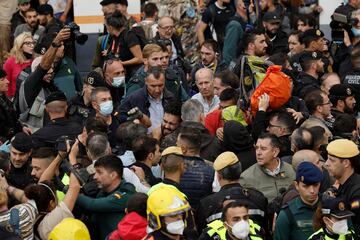  El rey Felipe VI consuela a uno de los vecinos afectados por la riada, durante su visita a Paiporta este domingo.