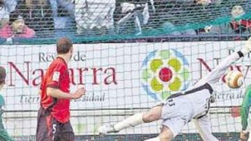 <b>UN GOLAZO. </b>Ricardo se estira inútilmente tras el disparo de Luis Fernández, mientras Cuéllar y Xisco contemplan la escena.