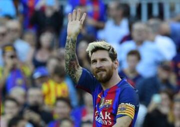 Barcelona's Argentinian forward Lionel Messi celebrates after scoring a goal during the Spanish league football match FC Barcelona vs RC Deportivo de la Coruna at the Camp Nou stadium in Barcelona on October 15, 2016 / AFP PHOTO / LLUIS GENE