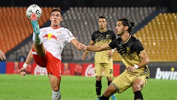 Red Bull Bragantino's Uruguayan forward Thiago Borbas (L) and Aguilas Doradas's defender Joaquin Varela fight for the ball during the Copa Libertadores' second round first leg football match between Colombia's Aguilas Doradas and Brazil's Red Bull Bragantino at the Atanasio Girardot stadium in Medellin, Colombia on February 20, 2024. (Photo by Luis ACOSTA / AFP)