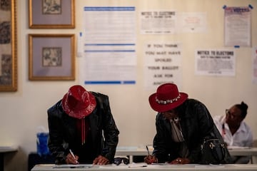 Los votantes completan la información antes de emitir su voto en la Iglesia Institucional de Dios en Cristo Greater Immanuel en Detroit, Michigan.