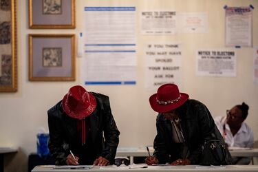Los votantes completan la información antes de emitir su voto en la Iglesia Institucional de Dios en Cristo Greater Immanuel en Detroit, Michigan.