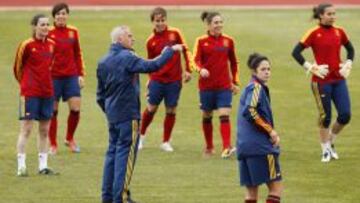 Ignacio Quereda, en un entrenamiento de la selecci&oacute;n espa&ntilde;ola de f&uacute;tbol femenino.