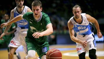 GRA238. M&Aacute;LAGA, 30/12/2016.- El alero polaco del Unicaja Adam Waczynski (i) corre tras el bal&oacute;n ante los aleros del Obradoiro, el lituano Deidivas Dulkys (d) y Santi Yusta, durante la decimoquinta jornada de la Liga ACB que se disputa esta noche en el Palacio de Deportes Jos&eacute; M Mart&iacute;n Carpena, en M&aacute;laga. EFE/Jorge Zapata