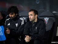 Antxón Muneta, entrenador del Mirandés, antes del inicio del partido ante el Cádiz.