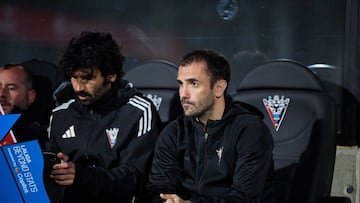 Antxón Muneta, entrenador del Mirandés, antes del inicio del partido ante el Cádiz.