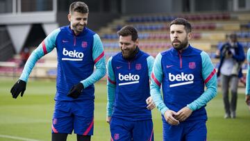Piqu&eacute;, Messi y Alba conversan durante el entrenamiento de ayer en la Ciutat Esportiva.