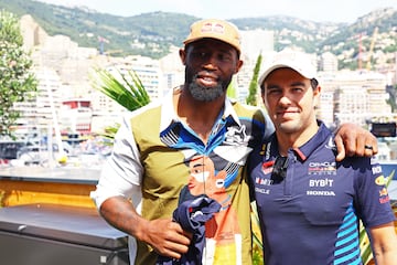 Sergio Pérezjunto a Siya Kolisi, jugador de rugby sudafricano, que juega de flanker para la selección de rugby de Sudáfrica y, actualmente para el equipo de los Sharks en el United Rugby Championship.