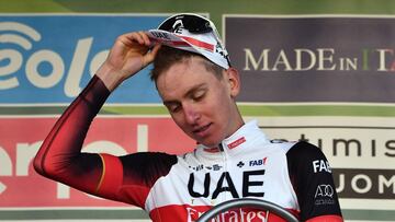 Tadej Pogacar, en el podio de Il Lombardia.