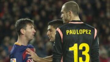 Messi y Pau López, durante el partido de Cornellá.