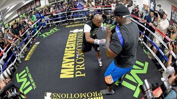 Floyd Mayweather entrenó bajó una gran expectación.