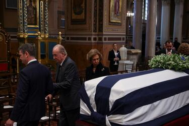 El rey emértito Juan Carlos I y la reina Doña Sofía llegan al funeral de Constantino II de Grecia. 
 