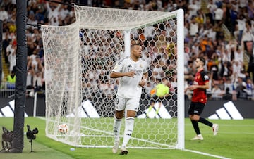 2-0. Brahim, en la frontal del área, asiste al desmarque Mbappé. El defensa eslovaco yendo al suelo, intercepta el balón para cambiar la trayectoria de la pelota y confundir a Greif.