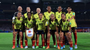 NAVI MUMBAI, INDIA - OCTOBER 30: Colombia pose for a team photo ahead of the FIFA U-17 Women's World Cup 2022 Final between Colombia and Spain at DY Patil Stadium on October 30, 2022 in Navi Mumbai, India. (Photo by Matthew Lewis - FIFA/FIFA via Getty Images)