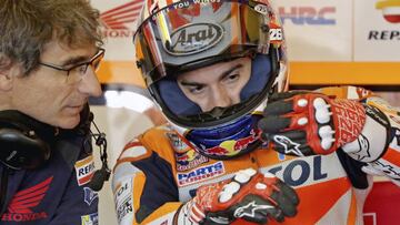 Dani Pedrosa conversa con un mecánico en el box del Repsol Honda.